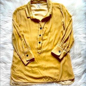 Like New! Women's Beige Button-Up Top Retail $98.